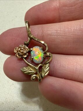 Beautiful 10K Gold Floral Opal Pendant Vintage-Inspired